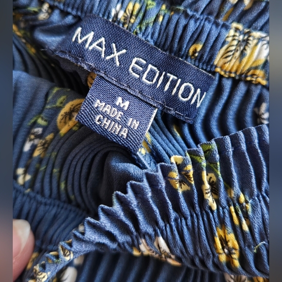 🆕️Max Edition Size M Blue With Yellow Flowers Pleated Blouse Retails @ $98 - Picture 9 of 10
